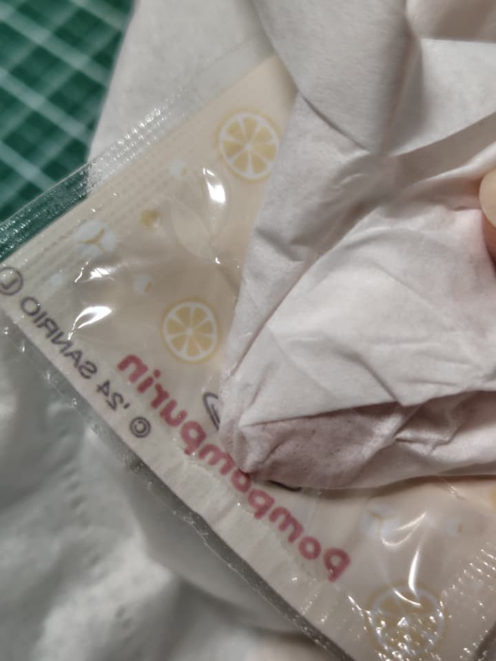 パッケージの中身をふきとって綺麗にします。