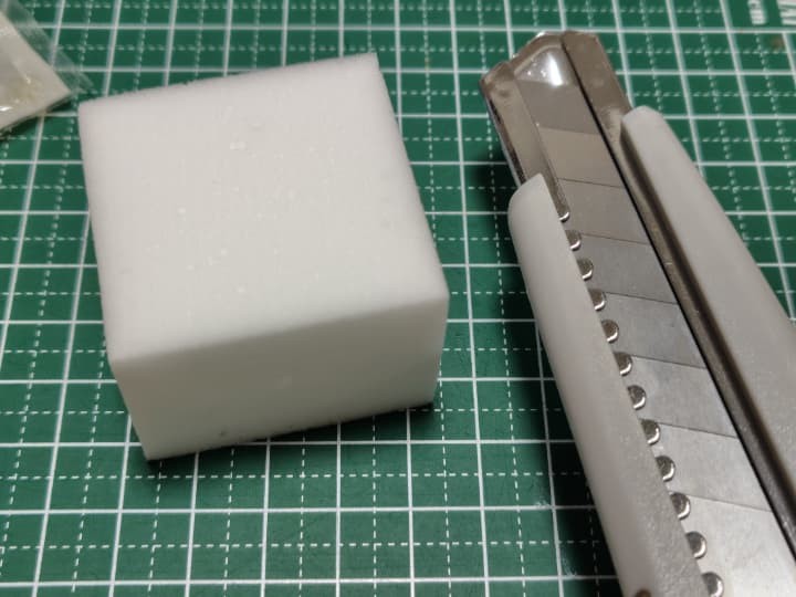 100均のメラミンスポンジをカッターで薄くカットする。