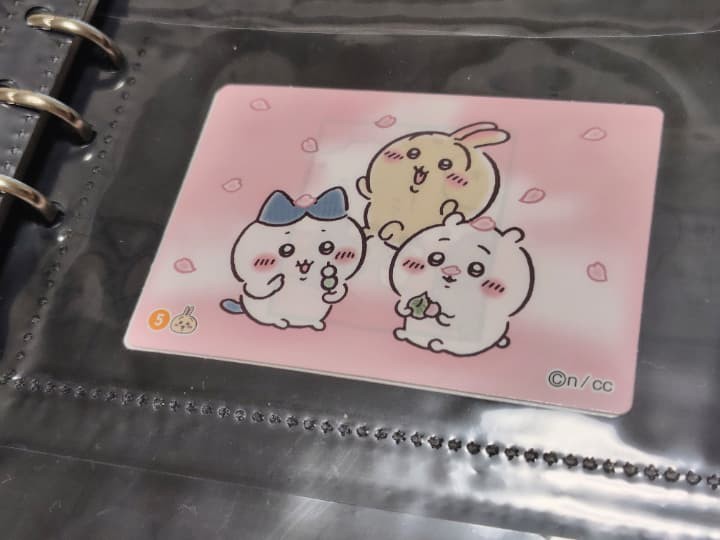 ちいかわフィッシュソーセージのおまけのカードをコレクションファイルに入れてみた様子