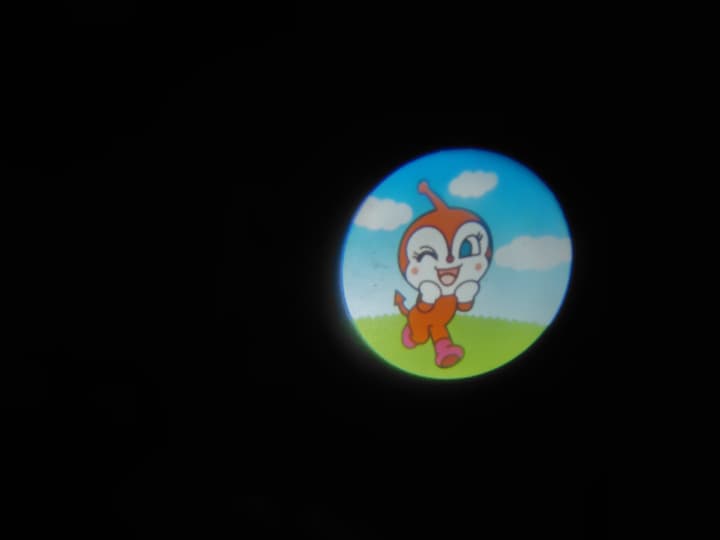 アンパンマンぽちっとプロジェクターを壁に映してあそんでいる様子