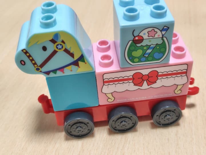 ブロックラボの車にもぐもぐごはんのワゴンをつけた様子