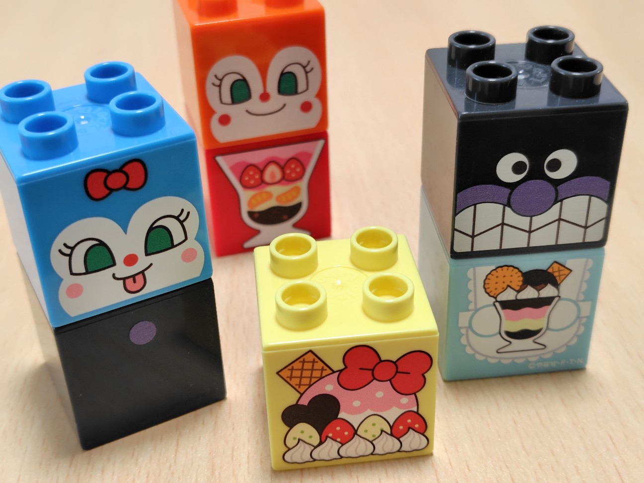 ブロックラボのブロックとアンパンマン食玩のブロックは、キャラクターも入れ替えて組み合わせられます