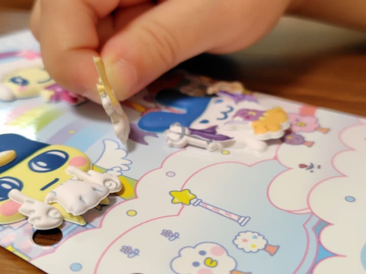 たまごっち たまもりしーるリフィルのシールで遊んでいる様子