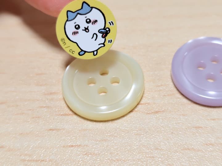 ボタンに好きなシールを貼っている様子