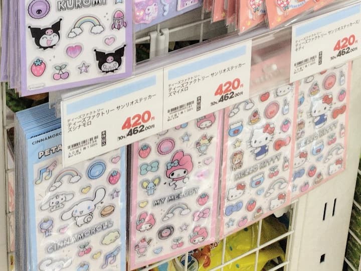 ウェルシアのシール売り場 レジ前 サンリオジュエルマシュマロステッカーズ サンリオステッカーズなどが陳列されていました。