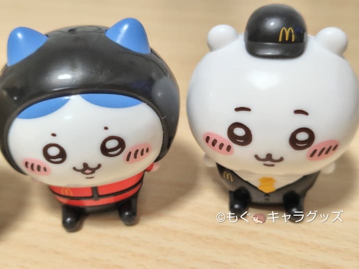 ちいかわハッピーセット2026第一弾のハチワレ（デリバリークルー）とちいかわ（マクドナルドマネージャー）