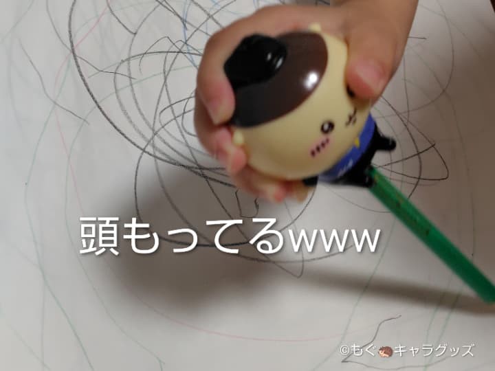 ちいかわハッピーセット2026レビュー　4歳は鉛筆につけたフィギュアをつかんで書いていました。