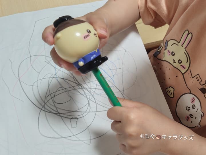 ちいかわハッピーセット2026のおもちゃを鉛筆にさしている様子