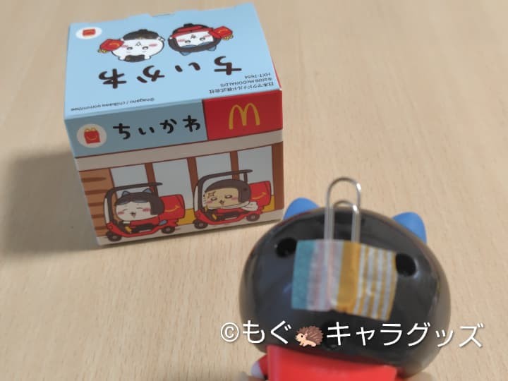 ちいかわフィギュアにクリップをつけてみた様子
