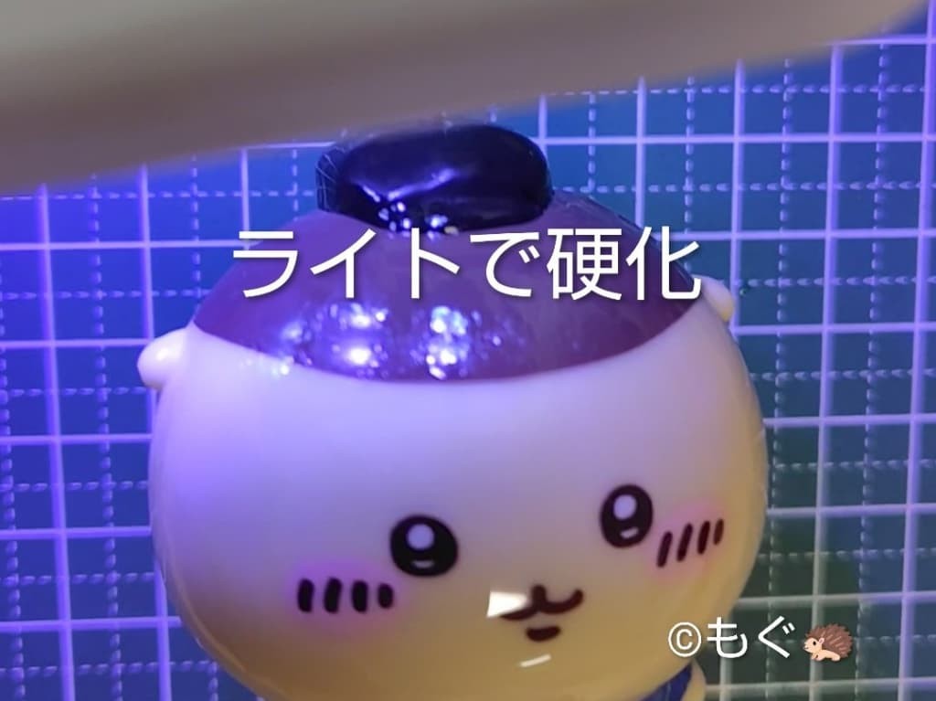 マクドナルドハッピーセットちいかわのおもちゃの塗装を保護、UVライトで硬化している様子