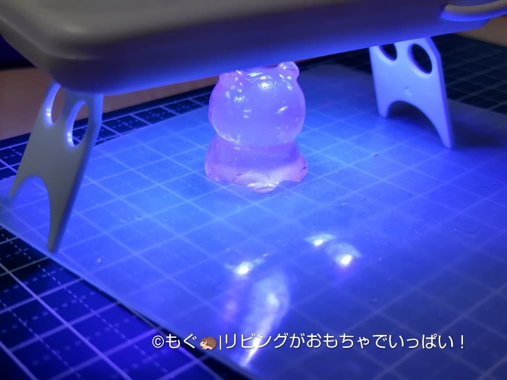 めじるしアクセサリーを手作りする方法　おゆプラの着色方法　クリアカラーレジンを塗ってライトで硬化している様子