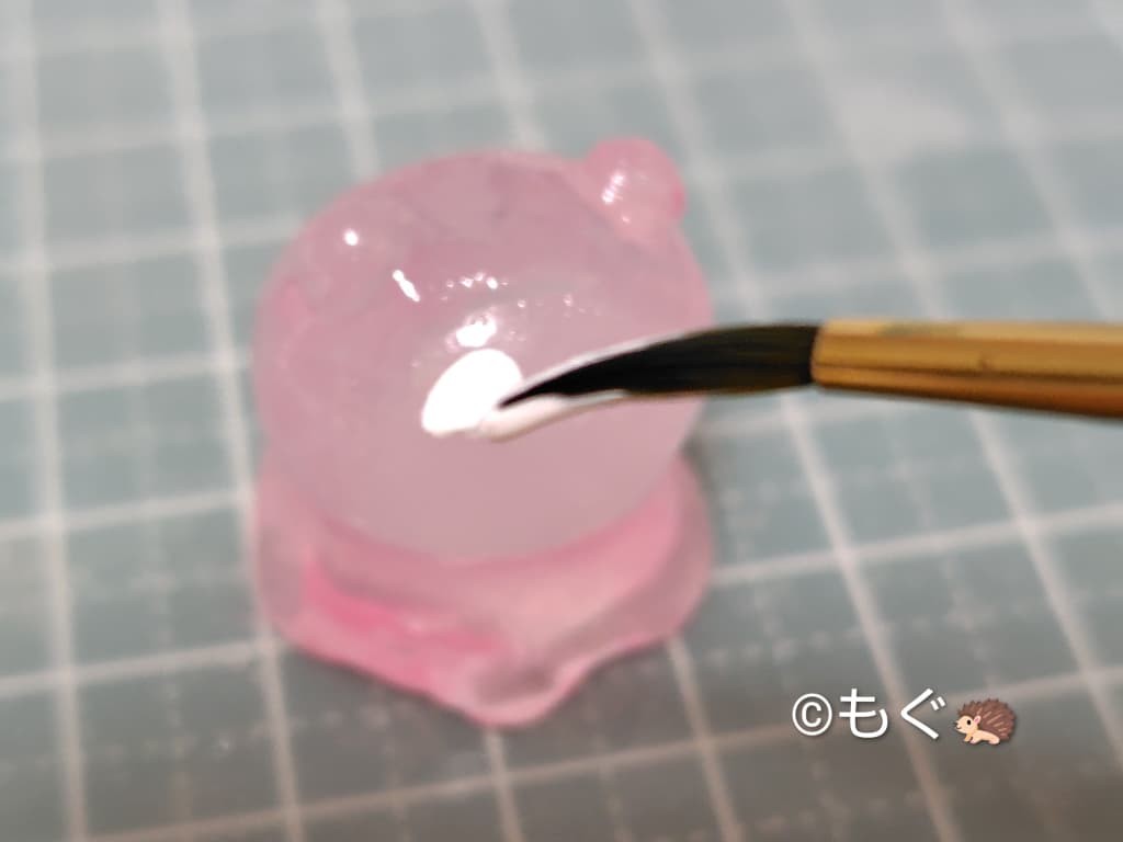 めじるしアクセサリーを手作りする方法　おゆプラを着色している様子