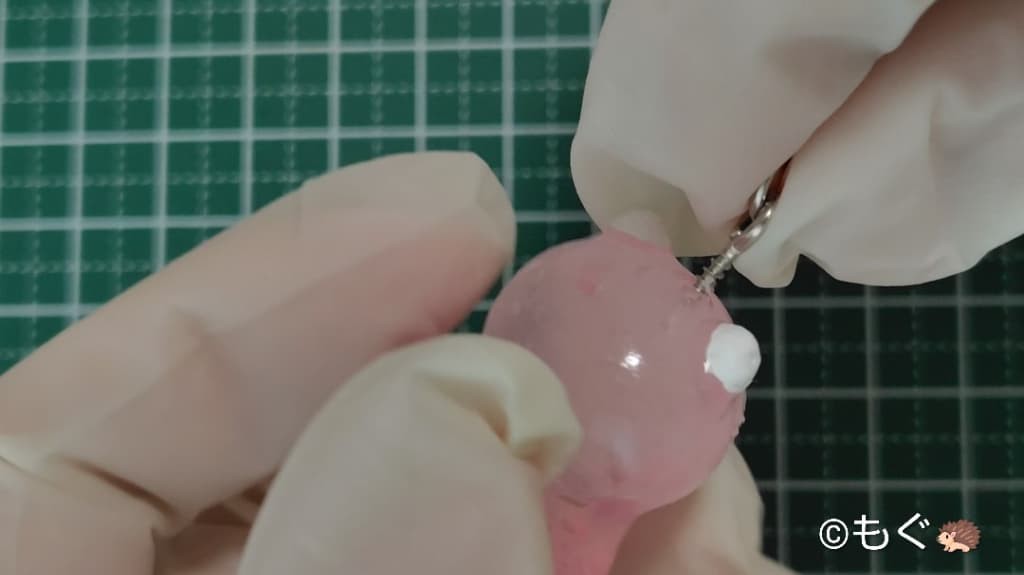 できためじるしアクセサリーの本体に金具を取り付けている様子