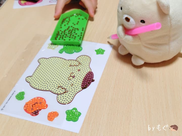 4歳がビーズアートで遊んでいる写真