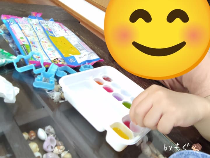 知育菓子で遊んでいるこどもの写真