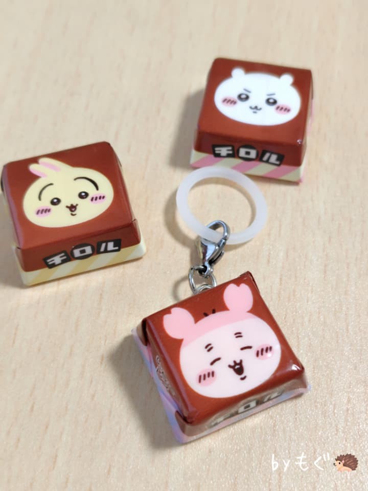 チロルチョコ　アーモンド　キーホルダー　包み紙　キティコラボ缶 チロルチョコの包み紙でめじるしアクセサリー風チャームを作ってみた
