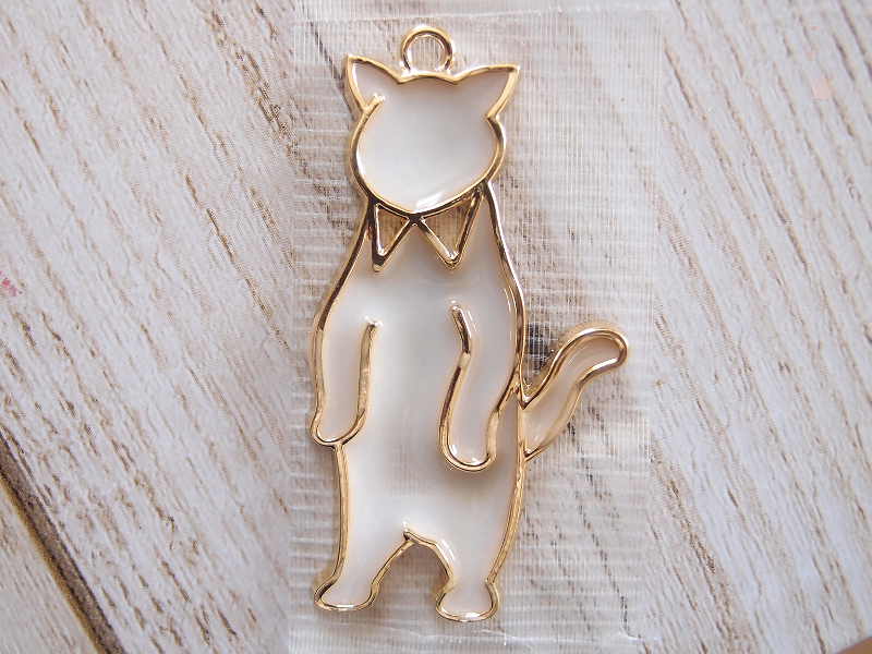 Uvレジン作り方 簡単 立ち上がりネコの空枠でチャームを作る Uvレジン店員が教えるハンドメイド作品の作り方 あとりえほのかブログ