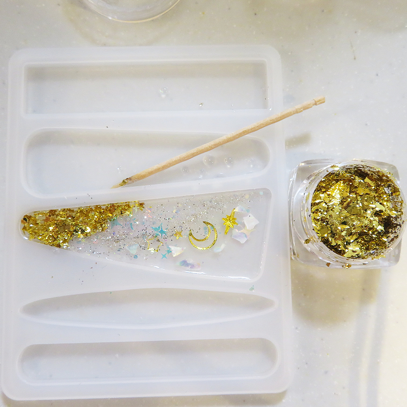 宇宙カラーの三角レジンヘアクリップの作り方 - UVレジン店員が教える