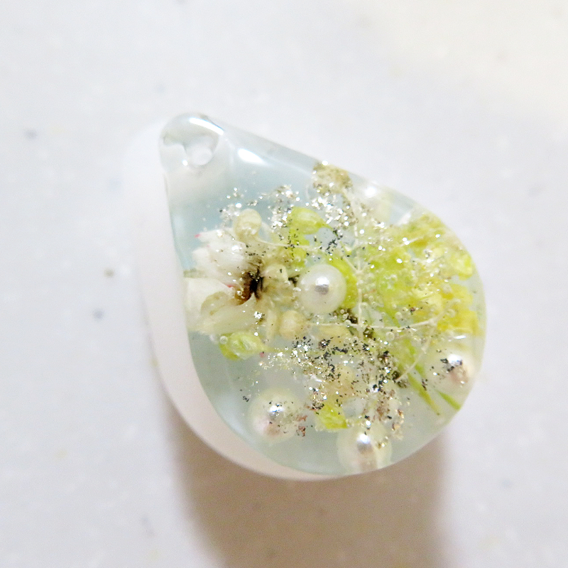 UV-LEDレジン】雫のお花レジンパーツの作り方 - UVレジン店員が教える