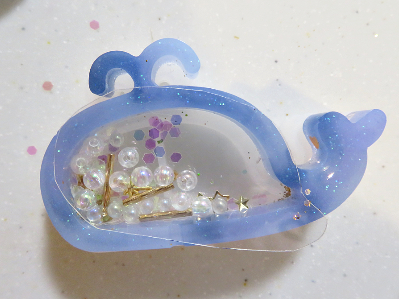 UV-LEDレジン】シャカシャカキーホルダー！くじらの作品例の作り方