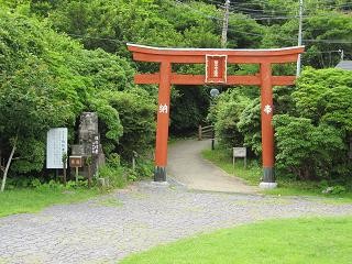 駅近くの鳥居