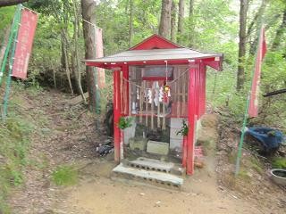 稲荷大明神の本殿