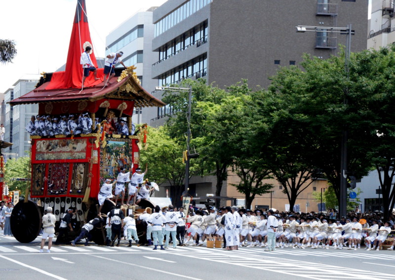 京都新聞写真コンテスト　お帰りの辻回し