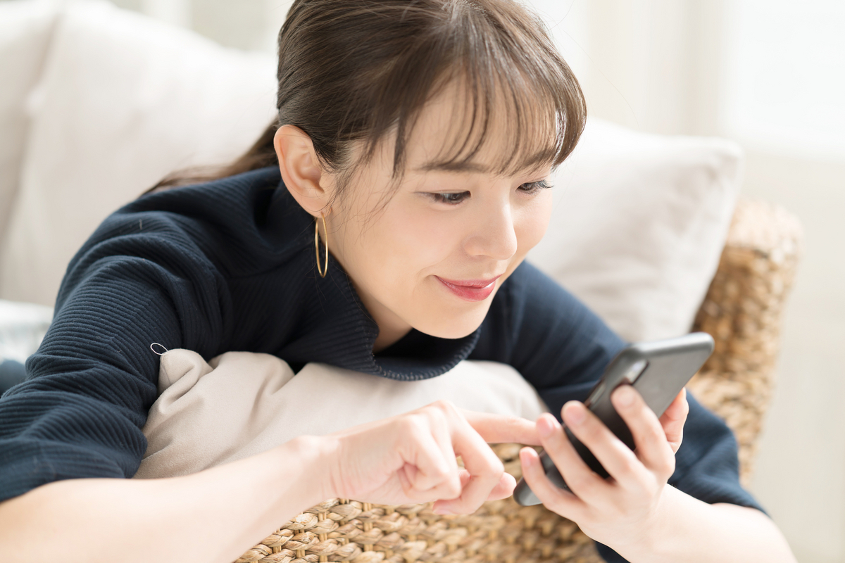 TikTokを見る女性