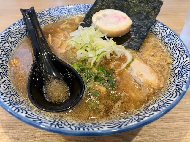 札幌「麺や虎鉄」で濃厚醤油ラーメンとデカザンギにかぶり付く