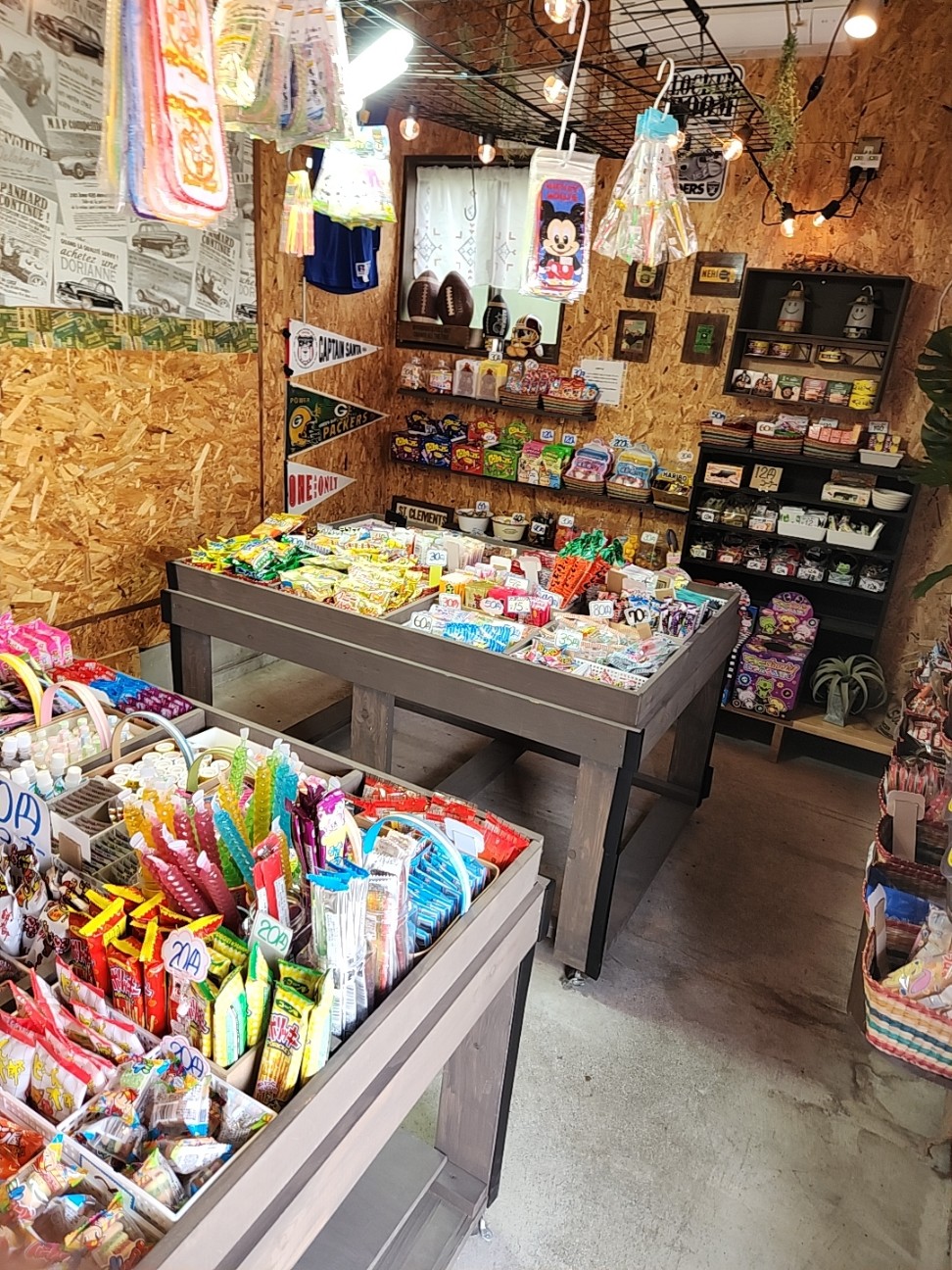 土日だけ開いている駄菓子屋を超えた駄菓子店 QB BASE / 駄菓子