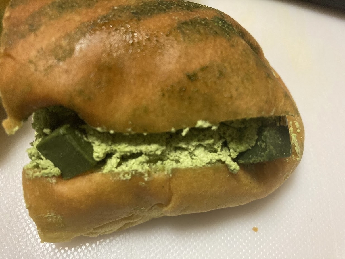 ブレッドハウスしのつかの抹茶クリームコッペ