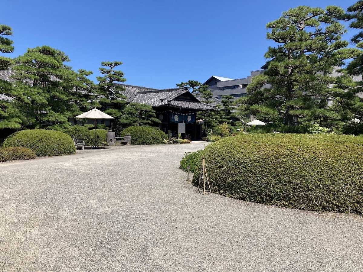 いよいよ史跡高松城跡玉藻公園へ中央へ向かう