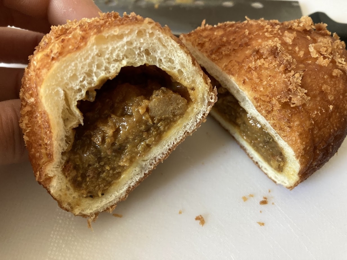 ベーカリハウスクリークのスパイシーカレーパン