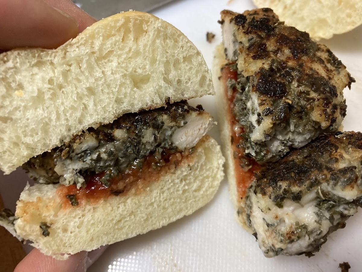 バジルの風味とケチャップのコラボがたまらない！【バジルチキンパン】