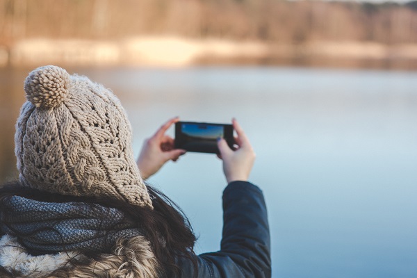 hands-woman-camera-smartphone.jpg