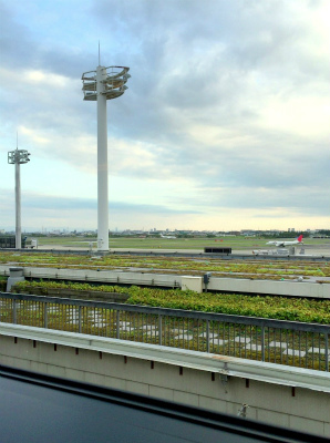 伊丹空港のラウンジ・オオサカからの景色　飛行機が飛び立つところ