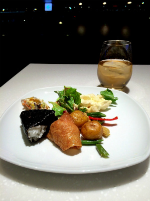 ANA LOUNGE ラウンジ　羽田国際空港　東京　航空会社のラウンジ内　軽食をいただく