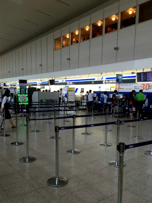 大阪　伊丹空港　ANAカウンター　全日空