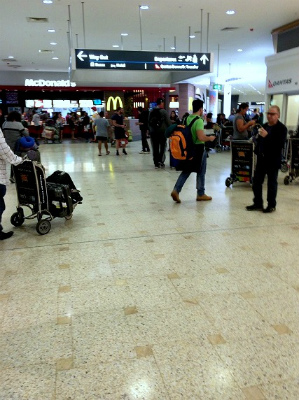 オーストラリア　シドニー空港　到着ロビー　マクドナルド