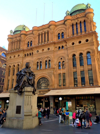 QVB クイーン・ビクトリア・ビルディング The Queen Victoria Building 南の入口　ヴィクトリア女王の銅像