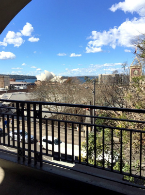 オーストラリア　シドニー　カンバーランド・ストリートのBRIDGE STAIRSの途中