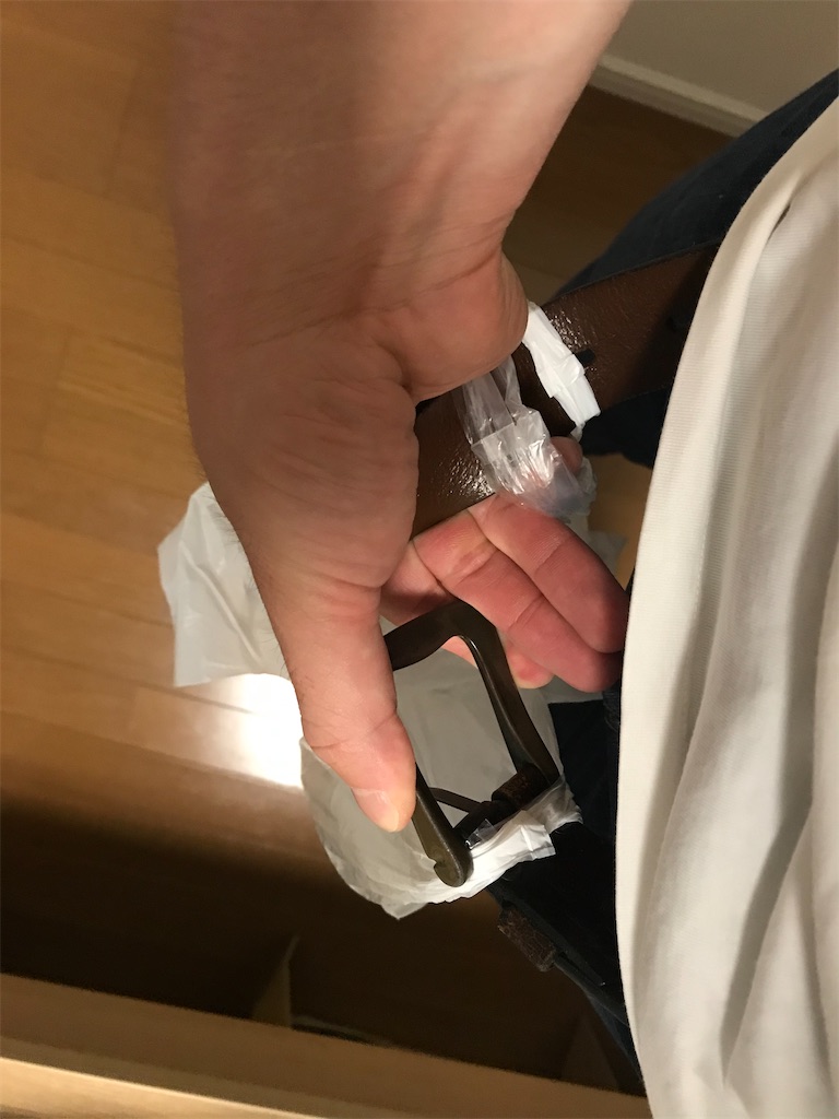 作り方④ビニール袋の手さげ部分をベルトに通す