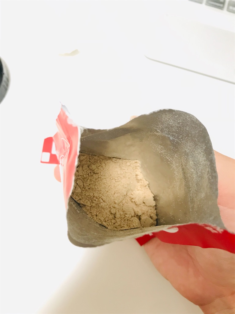 DNSプロテイン ホエイ100（プレミアムチョコレート風味）パッケージの中身の写真