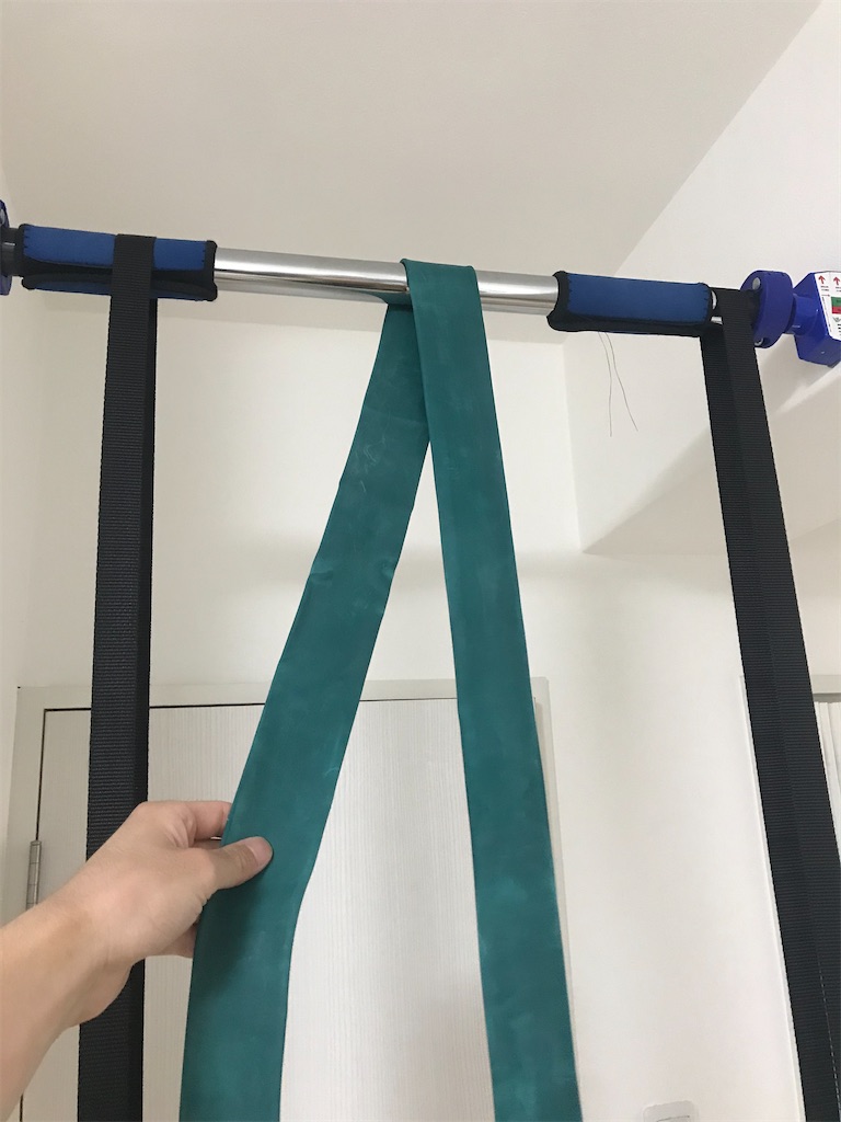 トレーニングチューブを懸垂バーにくくりつける