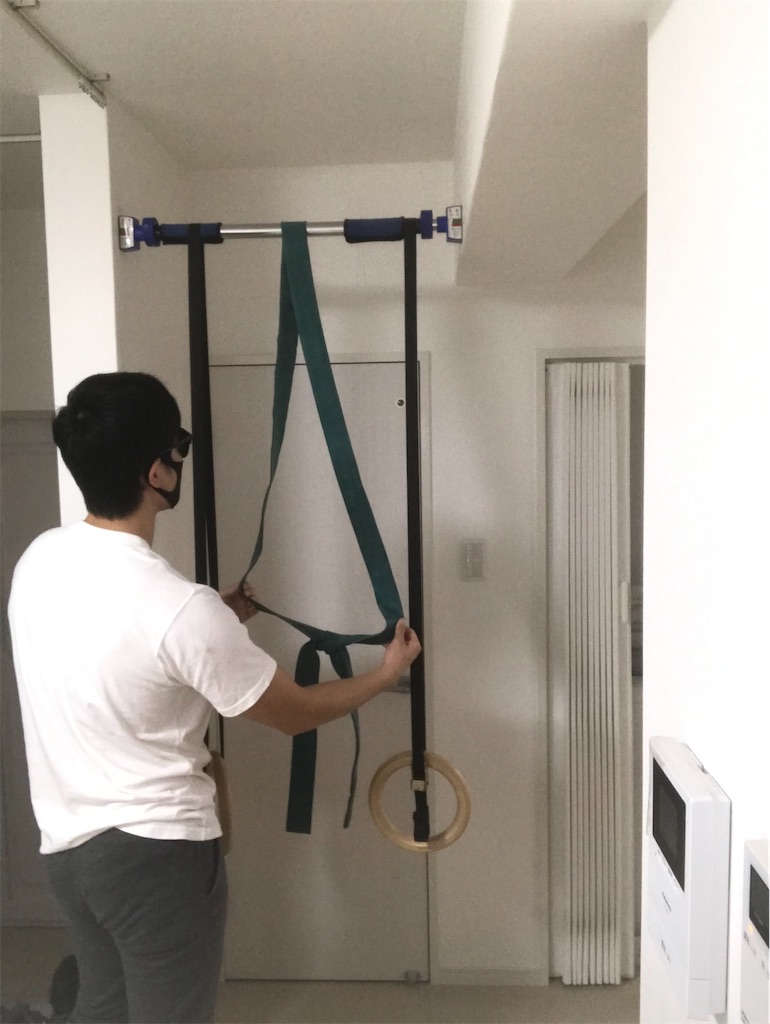 トレーニングチューブを懸垂バーにくくりつける３