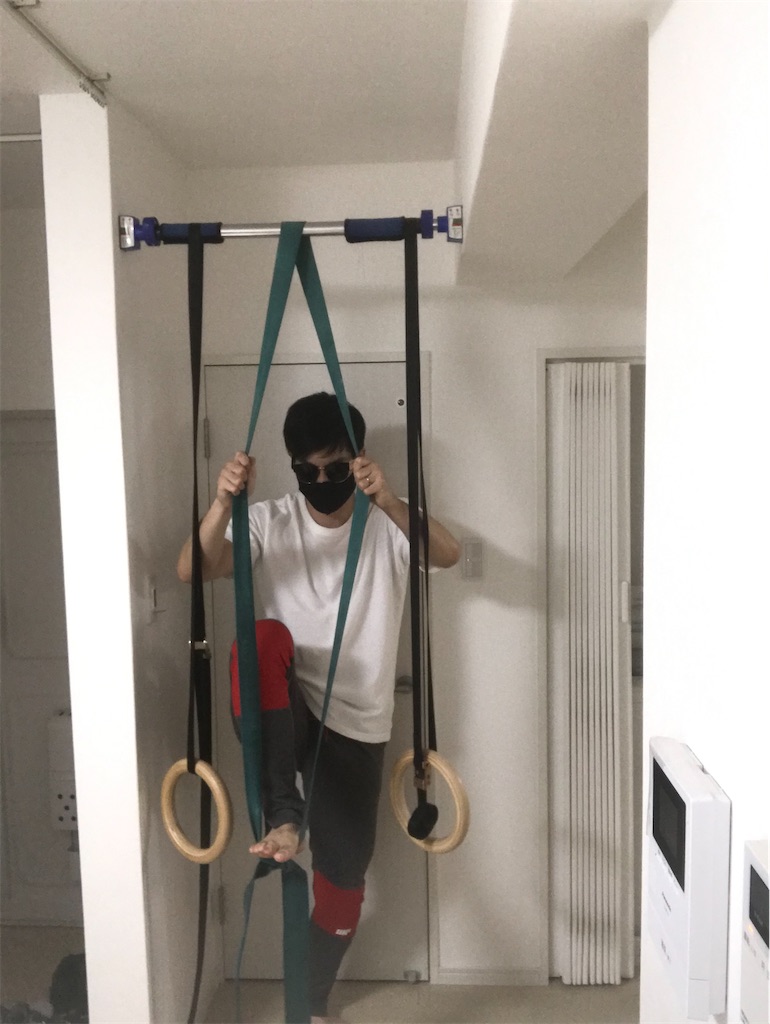 トレーニングチューブに片足をかける