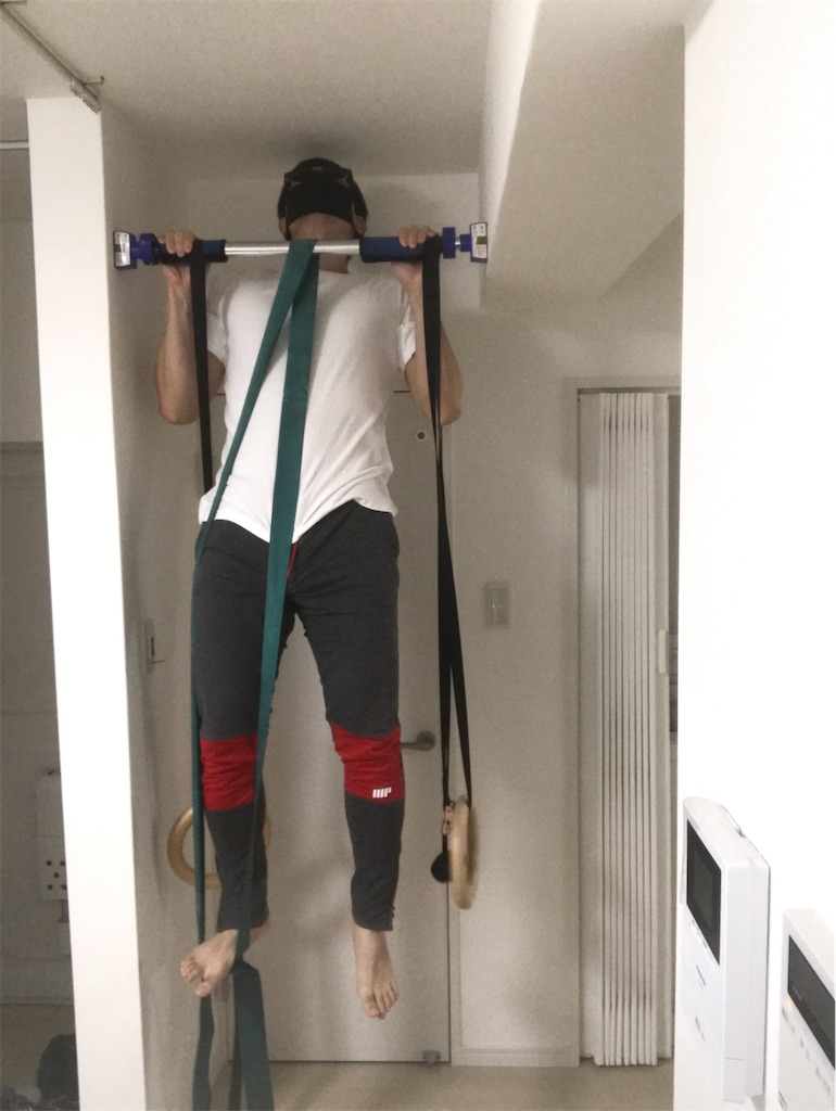 両手でバーにつかまり懸垂運動をする