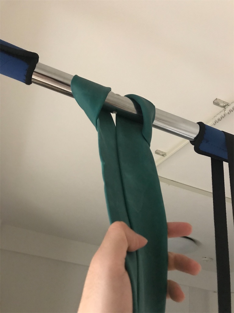 トレーニングチューブを懸垂バーにくくりつける5