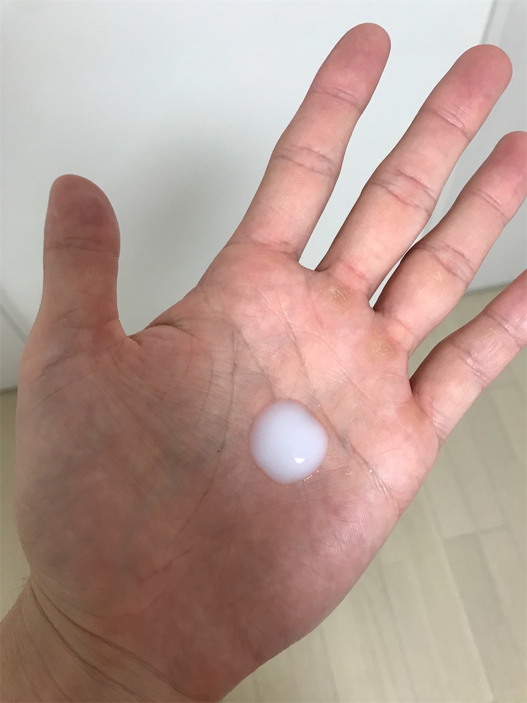 液体チョークを手に取っている画像