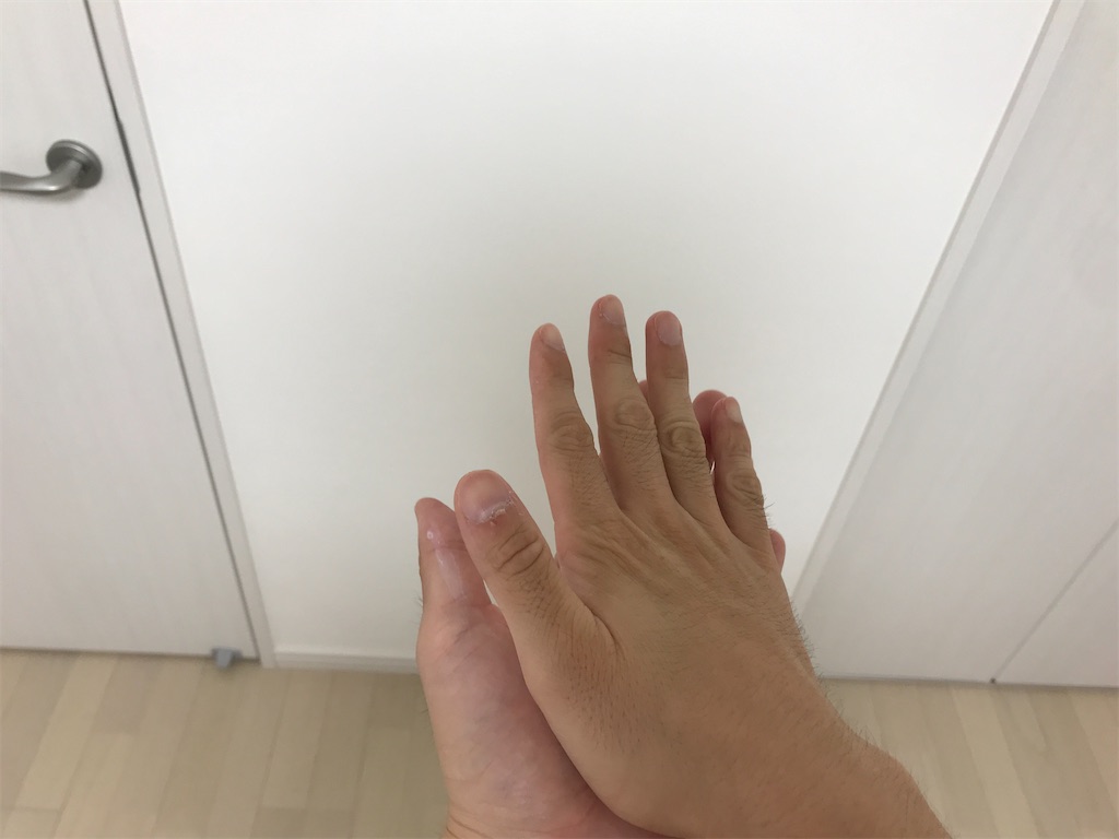 液体チョークを手になじませている画像